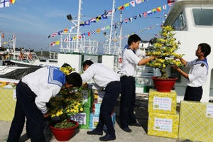 Quà Tết đến nhà giàn DK1: Chúc Tết qua sóng, tặng quà qua dây