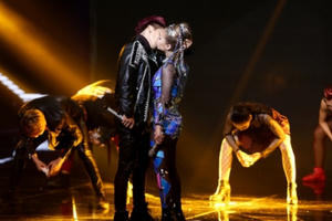 Choáng với nụ hôn "nồng cháy" Tronie dành cho MiA trên sân khấu The Remix