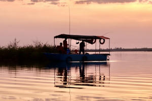 Lãng đãng chiều Xuân trên lòng hồ Trị An