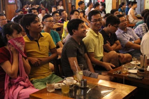 Fan sôi động với trận cầu kinh điển Ngoại hạng Anh