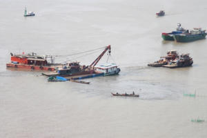 Toàn cảnh vụ sà lan đâm nhau bị chìm trên sông Sài Gòn