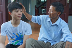 Con trai người thợ cắt tóc giành huy chương vàng Hóa học quốc tế