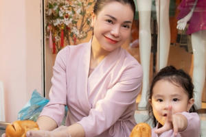 Trà Ngọc Hằng cùng con gái phát đồ chay miễn phí