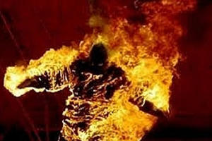 Nghi án ghen tuông, chồng tự thiêu rồi ôm vợ khiến cả hai tử vong