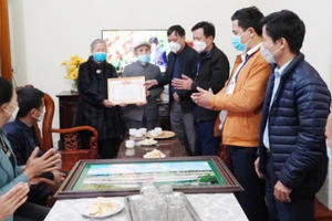 Cụ ông 92 tuổi chống gậy mang sổ tiết kiệm 100 triệu đến UBND xã ủng hộ Qũy phòng, chống Covid-19