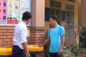 Độc đáo sáng tạo biến lốp xe hơi cũ thành chậu rửa tay cho trẻ