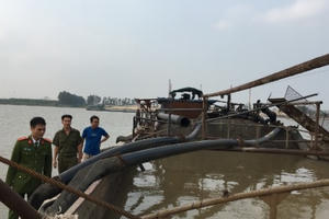 Hà Nam: Bắt quả tang tàu bơm hút cát trái phép trên sông Hồng