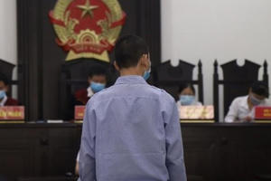 Nam sinh lớp 9 giấu dao trong cặp sách để trả thù