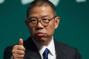 Ông chủ nhà máy nước đóng chai trở thành tỷ phú giàu nhất Trung Quốc chỉ sau 1 đêm