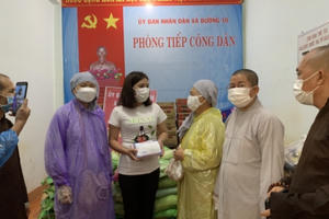 Những phần quà nghĩa tình giúp đỡ người nghèo vượt qua mùa dịch Covid-19