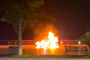 Video: Xế hộp bất ngờ "bốc hoả" khi đang lưu thông trên đường