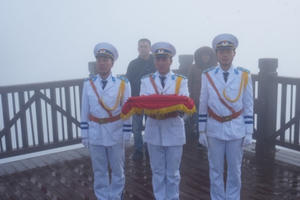 Lào Cai: Khoảnh khắc thiêng liêng đầu năm mới trên đỉnh Fansipan