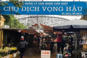 Địa ốc 7AM: Sớm di dời chợ tạm nông sản Dịch Vọng Hậu, mời thầu khi công trình đã được xây dựng xong?