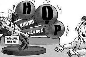 Thật vô duyên khi có đồng chí đang ăn hoa quả, đồng chí khác lại đang phát biểu