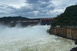 Mở cửa xả đáy thứ 3 hồ thủy điện Hòa Bình từ 15h ngày 22/9