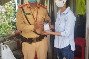 Cảnh sát giao thông chủ động tìm chủ nhân chiếc điện thoại bị đánh rơi