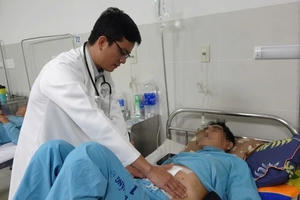 Phẫu thuật loại bỏ thành công khối u nặng 5kg trong bụng người đàn ông Quảng Ngãi Phẫu thuật loại bỏ thành công khối u nặng 5kg trong bụng người đàn ông Quảng Ngãi