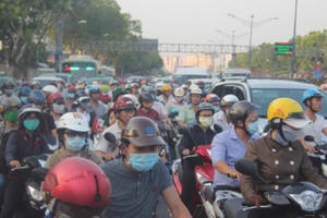 TPHCM:Cận cảnh hiện trường vụ xe bồn "làm loạn", đè bẹp hàng loạt ô tô