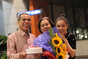 Bố Giang Hồng Ngọc ôm bánh và hoa mừng sinh nhật vợ ở sân bay sau gần hai tháng xa cách