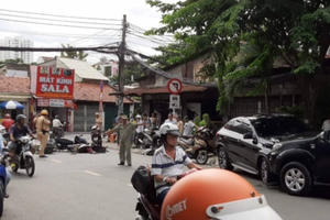 Ô tô đâm hàng loạt xe máy, 4 người nhập viện