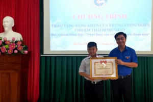 Trao bằng khen của Trung ương Đoàn cho học sinh nhặt 50 triệu trả lại người bị mất