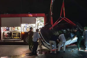 Quảng Ninh: Xế hộp đi trên tuyến đường đẹp nhất Hạ Long mất lái lao xuống biển khiến 4 người nguy kịch