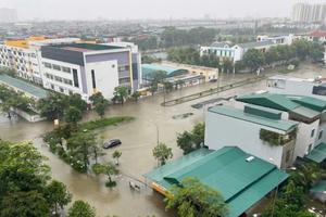 Đường phố Thanh Hóa ngập như sông, ô tô chết máy la liệt