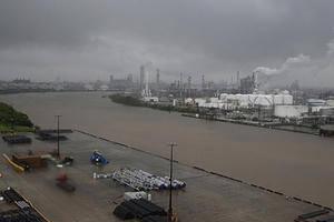 Giá dầu rơi tự do do các nhà máy lọc dầu chậm hoạt động trở lại Giá dầu rơi tự do do các nhà máy lọc dầu chậm hoạt động trở lại