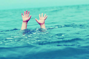 Rơi xuống mương nước, 2 trẻ đuối nước thương tâm