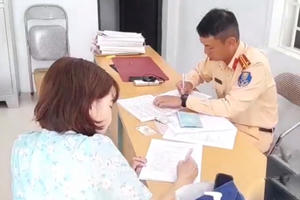 Tước giấy phép lái xe nữ tài xế điều khiển ô tô đi ngược chiều trên cao tốc Nội Bài - Lào Cai