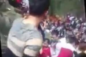 Clip nóng: Thanh niên tung cước, hỗn chiến như phim chưởng tại chùa Hương