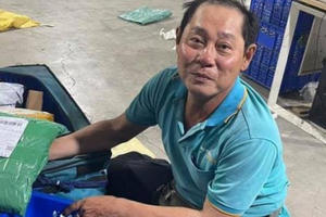 Ông shipper trả lại số tiền lớn cho khách hàng chuyển nhầm khiến dân mạng cảm phục