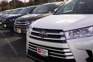 Toyota triệu hồi gần 2 triệu xe do nguy cơ chết máy đột ngột