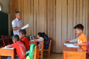 Người thầy vượt hàng ngàn cây số để “bắt” trò về trường