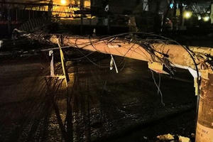 Truy tìm xe bồn kéo đổ cột điện khiến 3 người bị thương ở Hà Nội