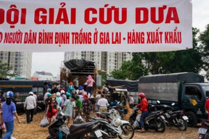 Xếp hàng mua dưa hấu, thanh long hỗ trợ nông dân ở TP.HCM