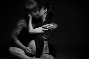 Vũ Duy Khánh quỳ gối, hôn bụng bầu của DJ Tiên Moon