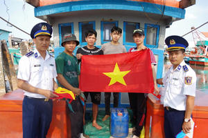 Hải đoàn 42 đẩy mạnh tuyên truyền pháp luật cho ngư dân nhằm “gỡ thẻ vàng” IUU