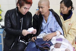 Chàng ca sĩ “biến” ước mơ của cậu bé ung thư thành hiện thực