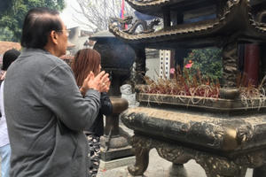 Bắc Ninh: Du khách nườm nượp hành hương về Đền Đô và chùa Phật Tích