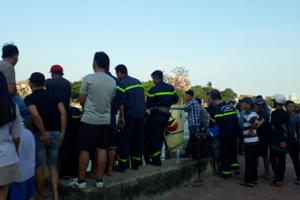 Đạp hai mẹ con văng xuống kênh rồi cướp xe máy