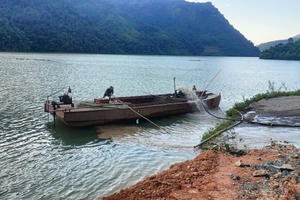 Cát tặc lộng hành trên lòng hồ thuỷ điện Hội Quảng, tỉnh Lai Châu