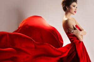 Đầu năm mới, Phạm Hương rạng rỡ sắc đỏ với hàng loạt tin vui