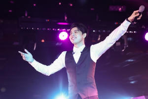 Noo Phước Thịnh mướt mồ hôi hát loạt hit