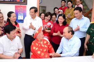 Chủ tịch nước Nguyễn Xuân Phúc thăm, tặng quà người cao tuổi tại Hải Dương