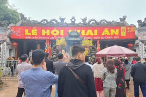 Dòng người đổ về Đền Trần trước giờ Khai Ấn