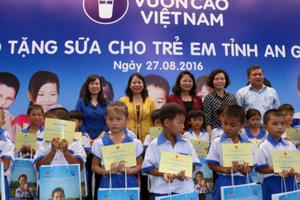Vinamilk và Quỹ sữa Vươn cao Việt Nam trao tặng 111.000 ly sữa cho hơn 1.200 trẻ em  tỉnh An Giang