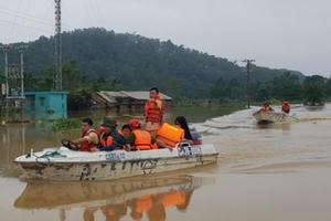 Công an giúp dân đưa thi hài người chết vượt lũ lên bờ mai táng Công an giúp dân đưa thi hài người chết vượt lũ lên bờ mai táng