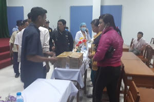 Người nhà đem thi thể thai nhi song sinh đến bệnh viện tố bác sĩ tắc trách Người nhà đem thi thể thai nhi song sinh đến bệnh viện tố bác sĩ tắc trách