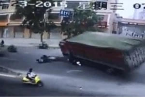 Hoảng hồn clip xe tải chở than lật đổ đè bẹp 2 người